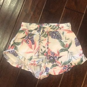 SOLD 🔒 High waisted floral shorts